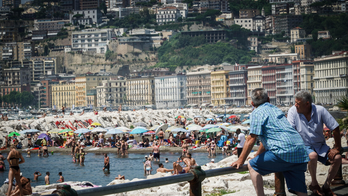 Praia lotada em Nápoles, sul da Itália, em meio a onda de calor