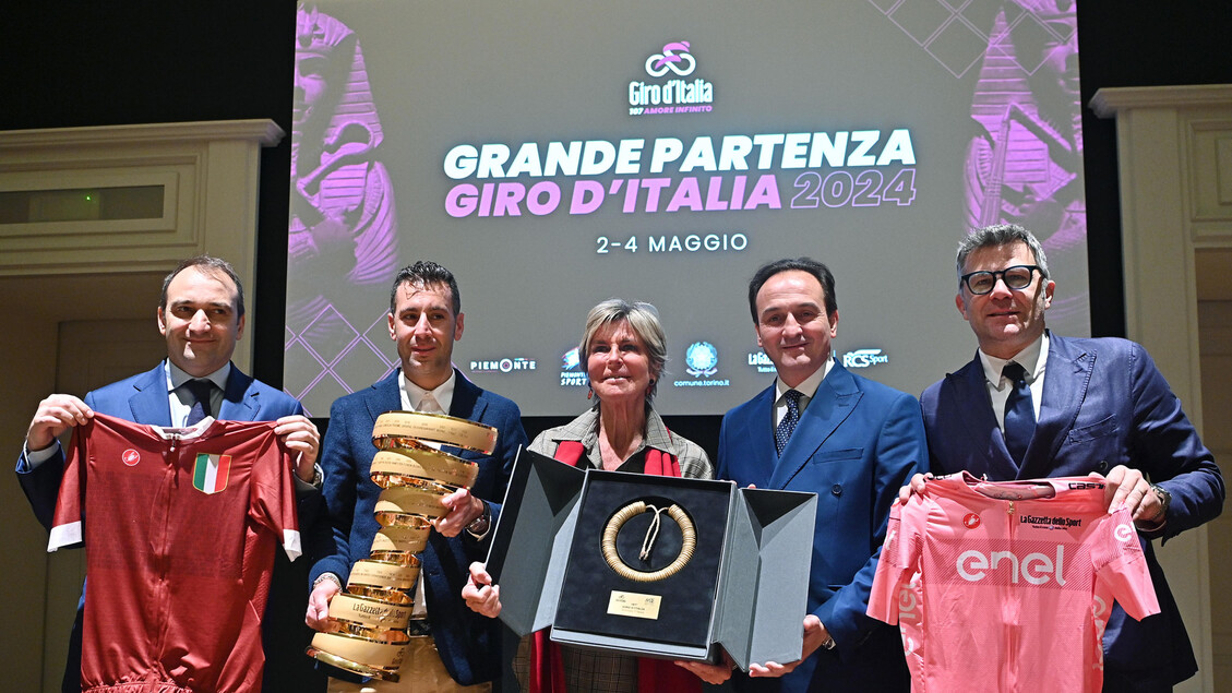 Autoridades exibem troféu e a histórica camisa rosa do Giro d'Italia