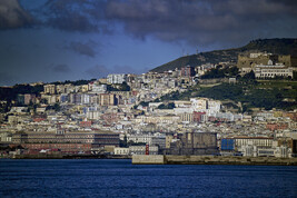 Palazzi e case in un panorama di Napoli