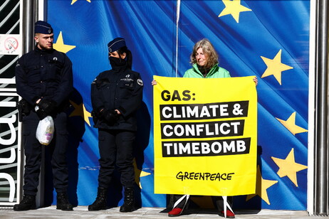 Protesto do Greenpeace em Bruxelas contra gasoduto submarino no Mar Mediterrâneo