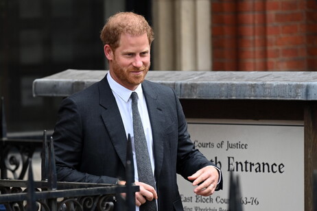 Príncipe Harry viajou dos EUA para Londres após seu pai anunciar doença