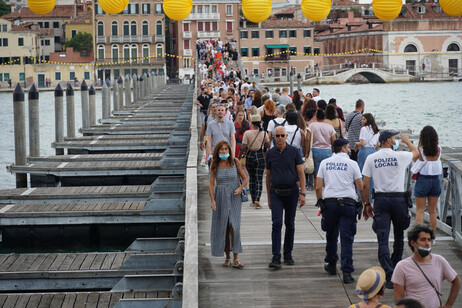 Movimentação de turistas em Veneza, norte da Itália