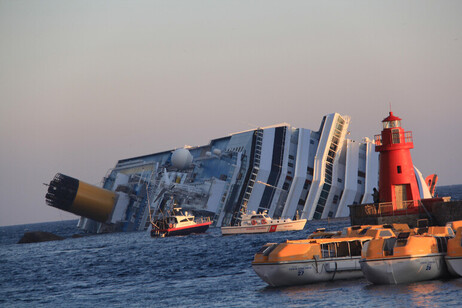 Costa Concordia naufragou em 13 de janeiro de 2012