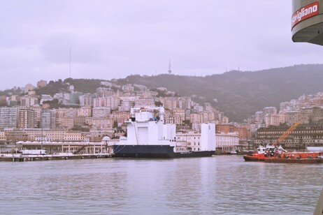 La mega chiatta Tronds Barge 33 impegnata nei lavori di costruzione della nuova diga del porto di Genova