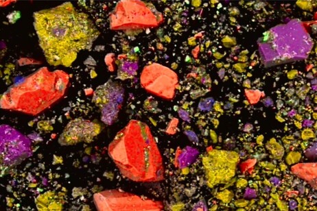 Imagem de microscópio, colorida artificialmente, dos minerais no antigo batom (Foto: Federico Zorzi)