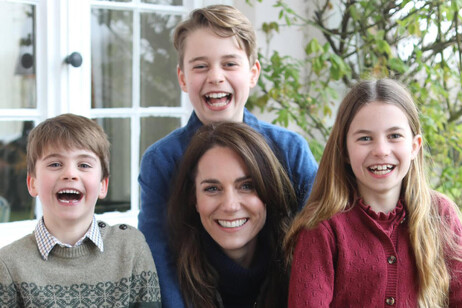Kate Middleton posa com os filhos em foto de Dia das Mães