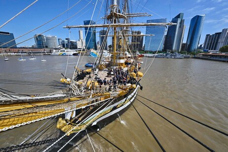 Amerigo Vespucci, 'veleiro mais belo do mundo', em Buenos Aires