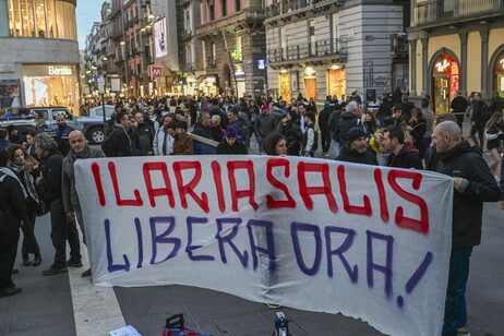 Protesto por soltura de Ilaria Salis em Nápoles