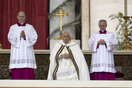 El Papa en la plaza San Pedro para la misa de Pascua (ANSA)