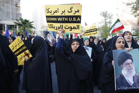 Iranianos celebram ataque contra Israel em Teerã