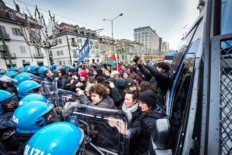 Forcejeos entre policías y manifestantes en Turín. La Fiesta de la Liberación bajo tensión