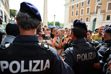 Momento de tensão entre policiais e manifestantes em Roma