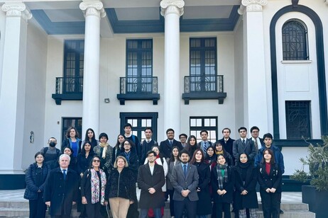 Los estudiantes en la embajada de Italia en Santiago.