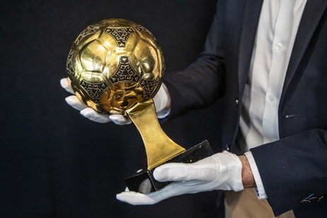 Imagen del Balón de Oro de Diego Maradona