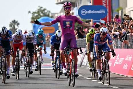 Jonathan Milan conquistó la undécima etapa del Giro