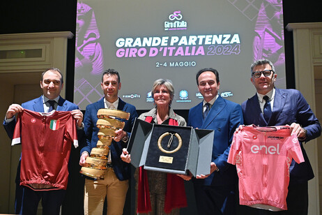 Autoridades exibem troféu e a histórica camisa rosa do Giro d'Italia