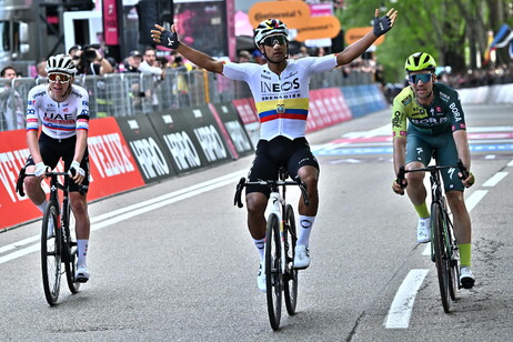 El ecuatoriano Narváez conquistó la primera etapa del Giro de Italia
