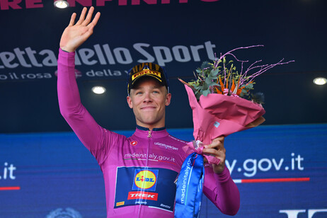Apesar de Milan ter triunfado na etapa entre Acqui Terme e Andora, Pogacar manteve a camisa rosa