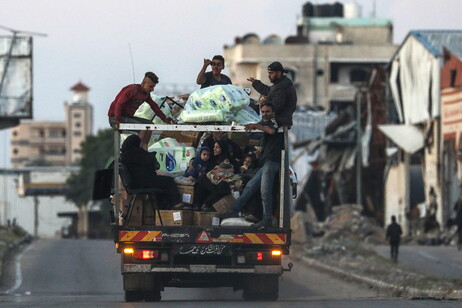 Palestinos fogem de Rafah após alerta de evacuação
