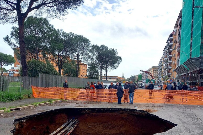 Getto D Acqua Alto 5 Metri Si Allarga Maxi Voragine Al Quadraro