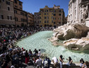 Turisti in centro a Roma (ANSA)