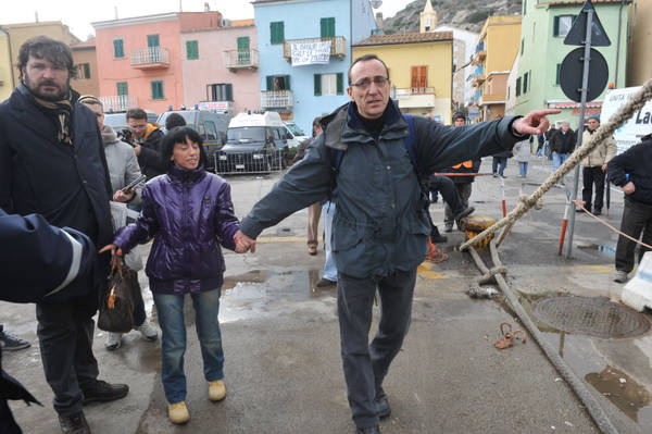 Maria Cristina Meduri (d) e Fabio Molinari (s) due naufraghi di Terni che sono tornati per riconsegnare le coperte che gli abitanti dell'isola del Giglio gli avevano dato nell'emergenza