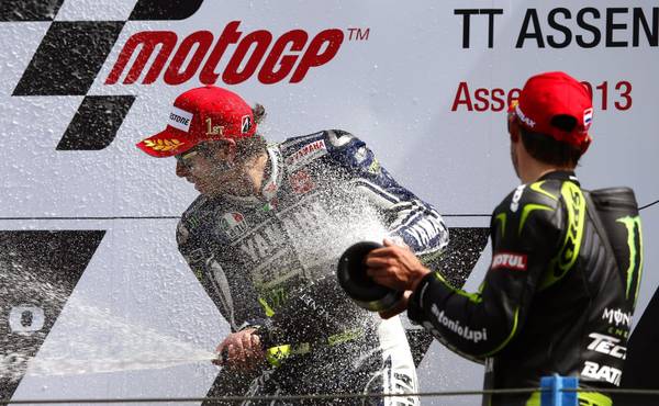 Valentino Rossi (s) festeggia sul podio con lo champagne