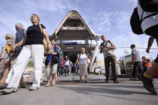 La nave Concordia torna in asse