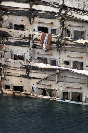 Un dettaglio della nave Costa Concordia dopo le operazioni di rotazione