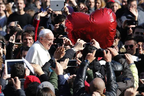Papa Francesco incontra migliaia di fidanzati in Piazza San Pietro nel giorno di San Valentino