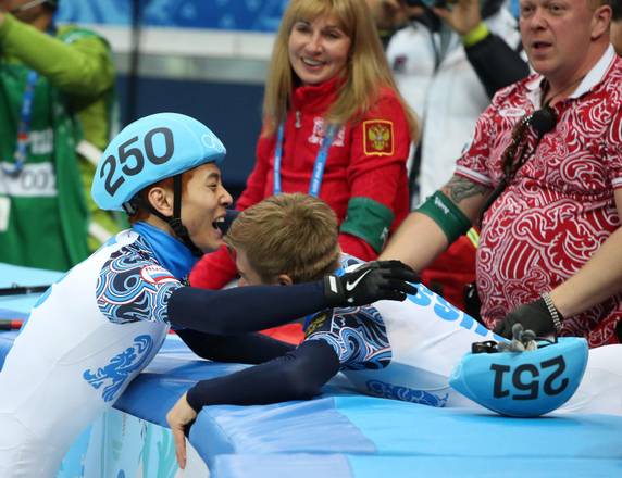 Il sudcoreano naturalizzato russo Victor An ha vinto la medaglia d'oro nello short track 1000 metri