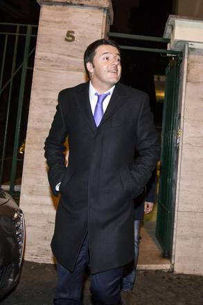 Matteo Renzi, esce dal portone di un palazzo dove alcuni  minuti prima ha avuto un incontro con Luca Cordero di Montezemolo