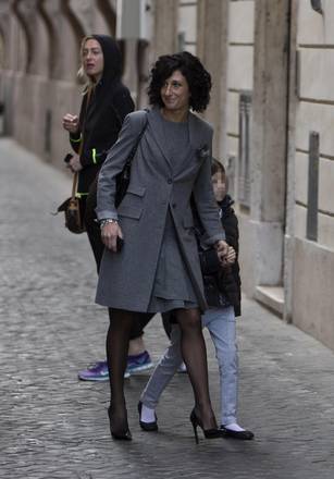 La moglie di Renzi e i figli arrivano in albergo a Roma