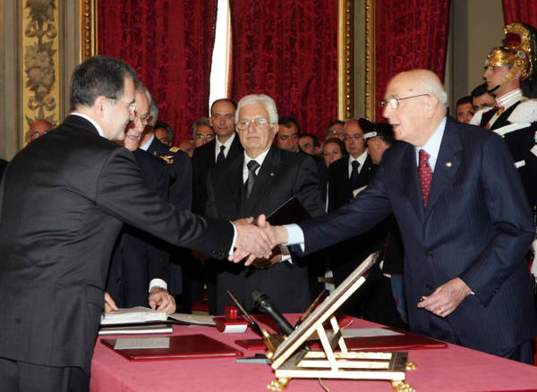 Romano Prodi è il primo a giurare nella mani di Napolitano, appena eletto al Colle