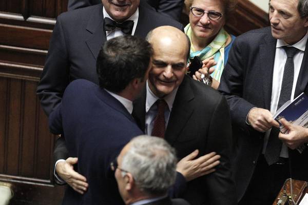 L'abbraccio tra Renzi e Bersani alla Camera