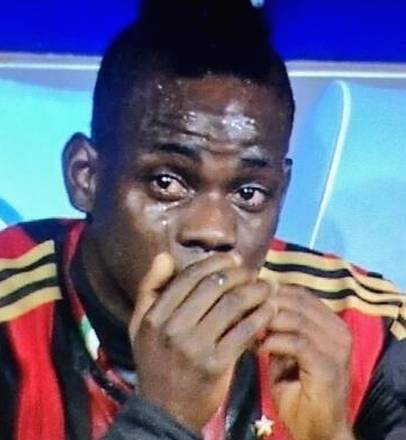 Le lacrime di Balotelli dopo la sostituzione e la panchina
