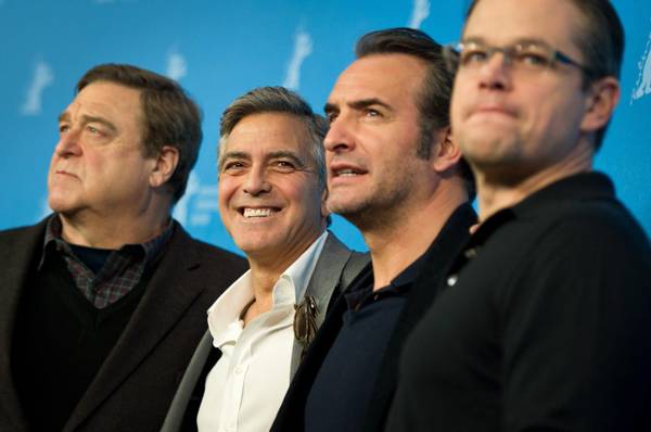 John Goodman e George Clooney, Jean Dujardin e Matt Damon al photocall per 'The Monuments Men' al Berlin Film Festival