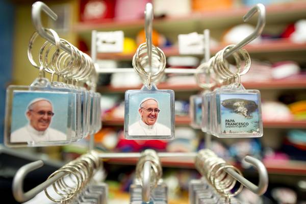 FOTO Fusco e Peri. Gadget in vendita nei negozi di Lampedusa in occasione della visita di Papa Francesco, avvenuta il 7 luglio 2013
