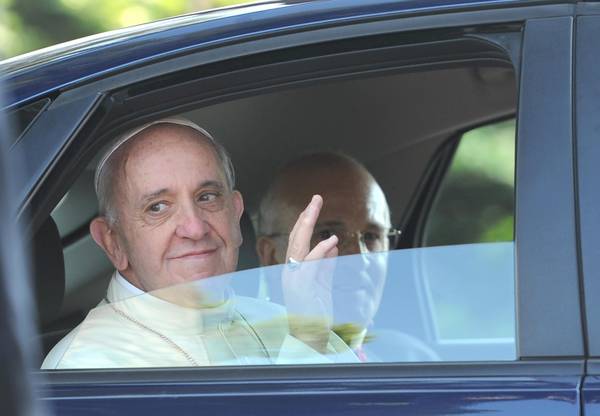 FOTO Brambatti, Di Meo, Ferrari, Fusco, Montani. Papa Francesco arriva a Castel Gandolfo a bordo della Ford Focus il 14 luglio 2013