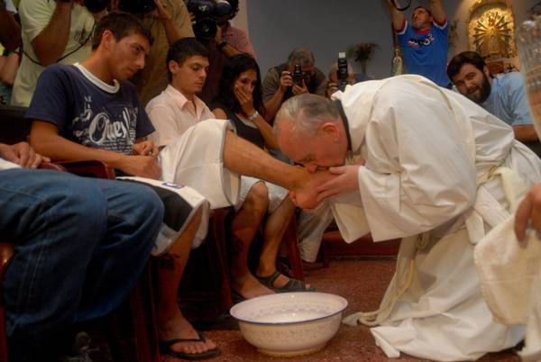 20 marzo 2008, mostra arcivescovo di Buenos Aires, Jorge Mario Bergoglio, durante la santa celebrazione del giovedi' tenuta con i poveri e tossicodipendenti, a Buenos Aires