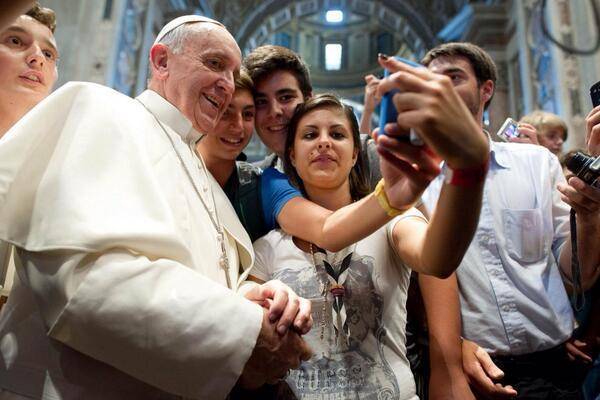 Papa Francesco posa per un autoscatto insieme a dei ragazzi piacentini, 23 agosto 2013 nella Basilica di San Pietro