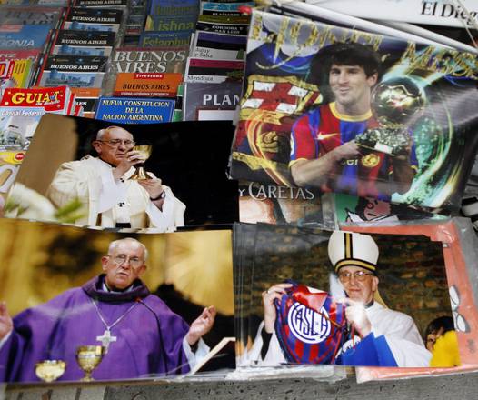 Poster di Bergoglio e Messi in vendita a Buenos Aires