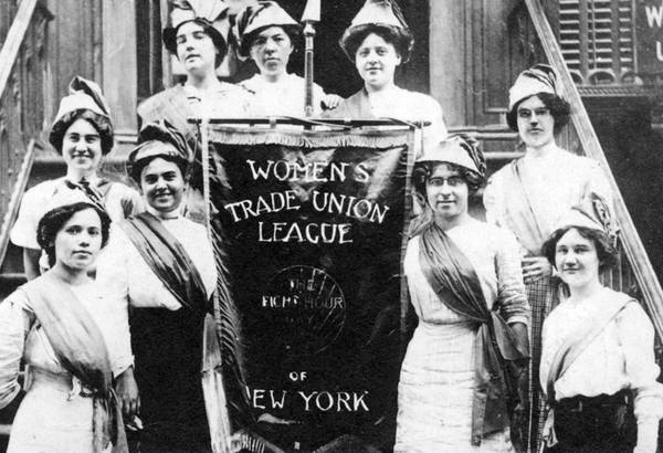 Una manifestazione per i diritti delle lavoratorici in una foto senza data del primo decennio del  1900. Nel rogo della Triangle Waist Company a New York il 25 marzo 1911 morirono 146 lavoratori, per  la maggior parte donne