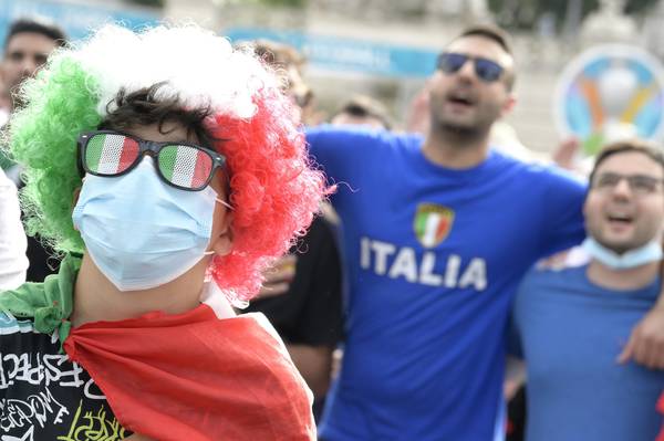 Torcida italiana faz festa pela Azzurra em Roma © 