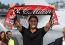 Ibrahimovic con la sciarpa del Milan al suo arrivo presso lo scalo privato dell'aereoporto di Linate