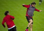 Un'acrobazia in allenamento prima di Ajax-Milan di Champions