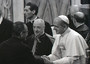 De Laurentiis (s) con il Papa Paolo VI in una foto del 6 maggio 1957 scattata in Vaticano