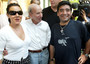 Diego Armando Maradona (d), con il Patron Enzo Mirigliani (al centro) e la figlia Patrizia (s) a Salsomaggiore Terme il 29 giugno 2005