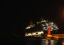 La nave Costa Crociere inclinata la sera dell'impatto con gli scogli