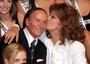 Sophia Loren (D), presidente della giuria di Miss Italia 2001, bacia il patron del concorso Enzo Mirigliani